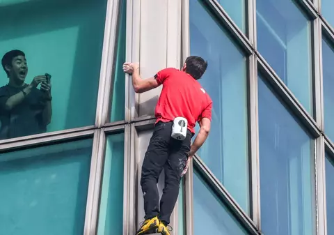 Un alpinist a escaladat un zgârie-nori de 101 etaje fără corzi și echipament de protecție: „Ce priveliște incredibilă”