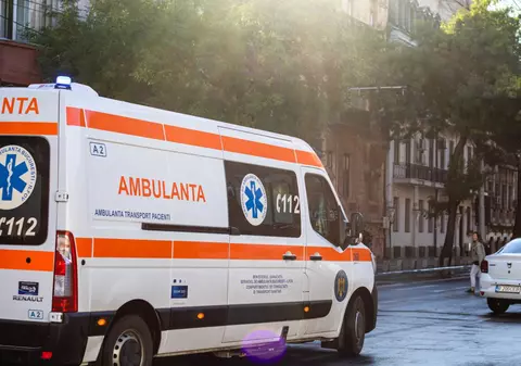 Tavan prăbușit peste elevi într-un liceu din Botoșani. Un copil a ajuns la spital