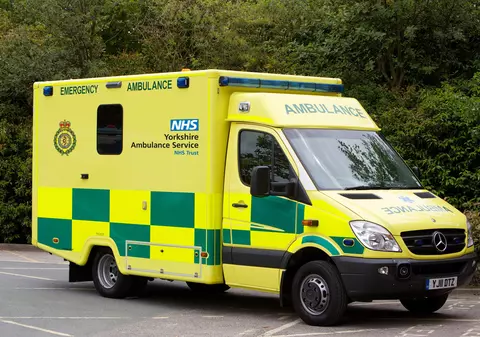 O adolescentă care era transportată la spital a căzut din ambulanță pe autostradă, în Anglia: „A suferit răni minore”