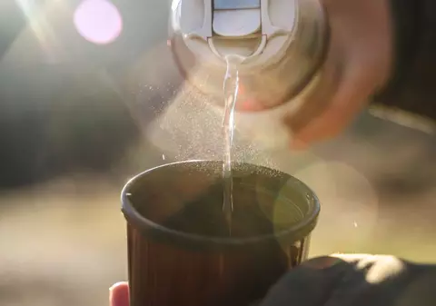 De ce ar trebui să bei apă caldă dimineața