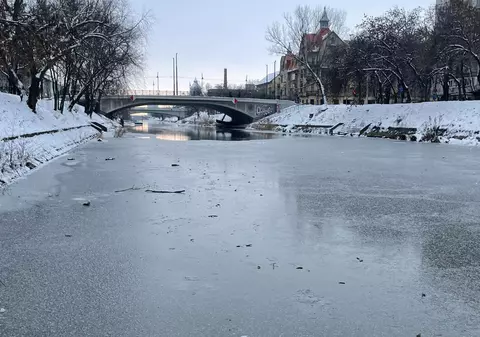 Canalul Bega a înghețat aproape complet în Timișoara după nopți cu temperaturi de până la minus 17 grade