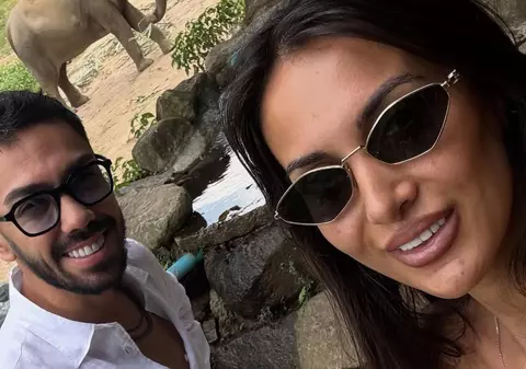 Cântărețul român a plecat în vacanța din Thailanda cu nașa: „Suntem o familie fericită”. De ce nu l-a însoțit nevasta