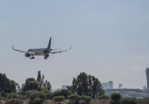 Un avion Lufthansa a intrat într-un stol de păsări la aterizarea pe aeroportul din Cluj. A fost redirecționat la Budapesta