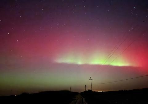 Cum s-a văzut aurora boreală în România. Fenomenul a fost provocat de o furtună geomagnetică severă