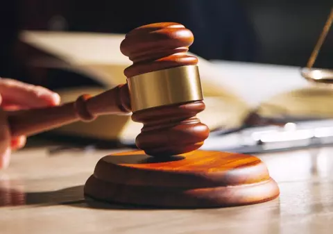 O avocată AUR a contestat numirea lui Dacian Dragoș la CCR. Dacă Curtea de Apel îi dă dreptate, activitatea CCR se blochează când trebuie să decidă pensiile magistraților. Reacția CAB