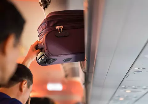 Noi reguli pentru companiile aeriene votate în Parlamentul European. Bagajul de cabină ar putea fi gratuit pe toate zborurile din UE