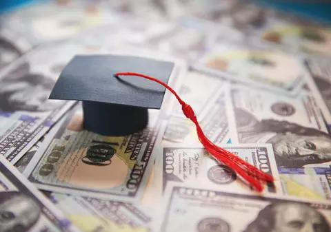 Cât costă să fii student în România? Coșul minim al austerității: puțin peste 2.000 de lei