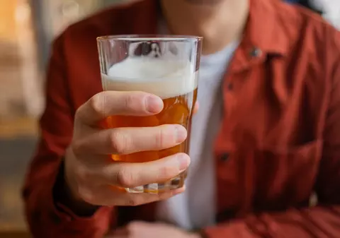 Vaccinul care se poate administra prin bere, ultima invenție a unui cercetător american: cum ar putea funcționa