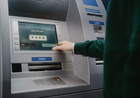 Noua metodă cu care hoții din Germania fură banii pe care oamenii îi scot din bancomat