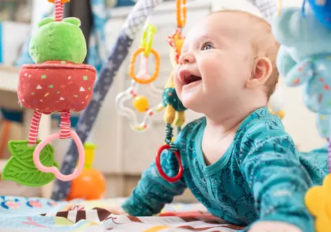 O jucărie pentru bebeluși, interzisă în SUA după moartea a 30 de copii, disponibilă fără avertismente în România