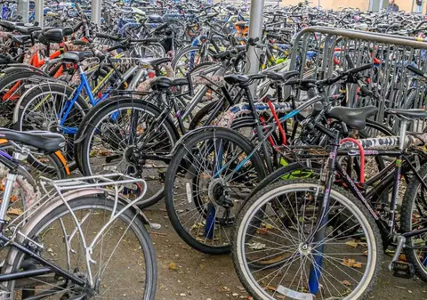 Un român a vrut să vadă câte biciclete și trotinete poate aduna. Poliția elvețiană nu s-a lăsat și a venit cu duba