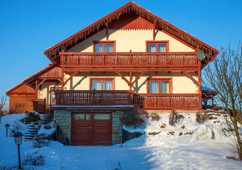 Un tânăr a închiriat o cabană pentru Revelion, dar a fost nevoit să anuleze cu o lună înainte. Proprietarul refuză acum să-i dea banii înapoi