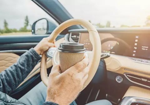 De ce cafeaua nu te ajută când ești obosit la volan și poate deveni periculoasă