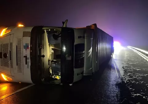 Pagubă de 200.000 de euro făcută de un șofer român de TIR care n-a respectat cel mai des sfat afișat pe autostrăzi, în Europa: „Adaptați viteza la condițiile de drum”