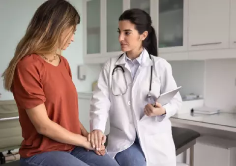 O femeie moare în România de cancer uterin la fiecare două minute. Cum te poți vaccina în spital împotriva cancerului dat de HPV