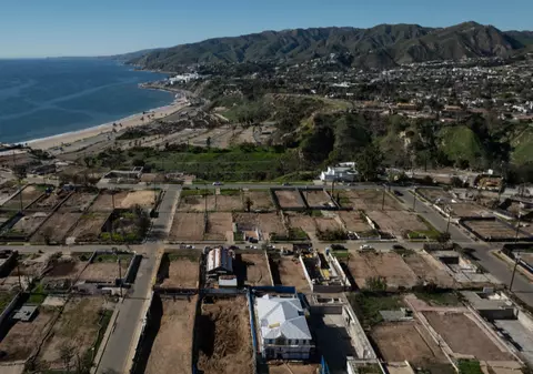 Cartierul preferat al vedetelor din Los Angeles, pustiu la un an după incendiul devastator: vile închise și străzi cu anunțuri de vânzare | VIDEO