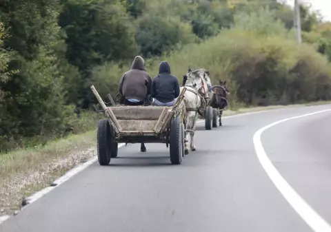 E legal pentru șoferii români să depășească o căruță pe linia continuă în 2026? Codul Rutier prevede amenzi, dar și excepții