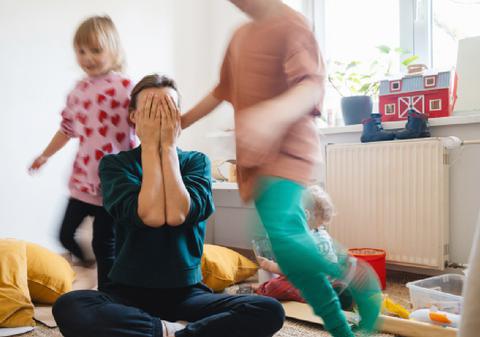 Controversatul trend „Fafo” în educație: copiii sunt lăsați să se descurce singuri, chiar și dacă ies afară fără geacă pe ger