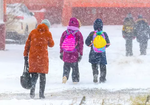 Programul Pedibus din Covasna continuă, în ciuda temperaturilor extreme: 170 de copii merg pe jos la școală, la –14 grade Celsius
