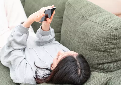 „Scrollingul devine un fel de păcănele”. Copiii crescuți cu tehnologia dezvoltă simptome similare dependenței, avertizează specialiștii