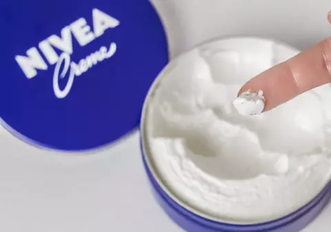O farmacistă a dezvăluit cum se aplică, de fapt, crema Nivea din cutia albastră
