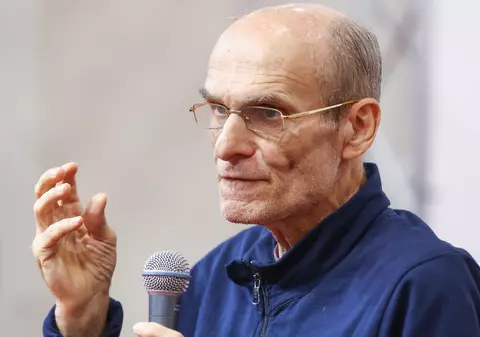 Cristian Tudor Popescu îl descrie pe Nicușor Dan ca fiind „președintele Aghiasmă” și îl acuză că a produs un risc de securitate