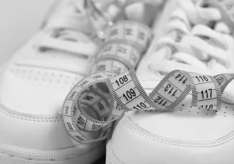 Cum se măsoară corect talpa piciorului ca să afli cât porți la pantofi