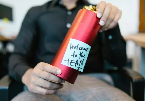 Cum să folosești cadourile corporate personalizate pentru a întări relațiile cu partenerii externi