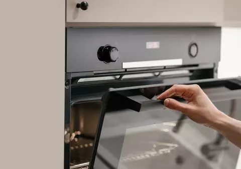 Preîncălzirea cuptorului nu e mereu necesară: regula simplă care te ajută să gătești mai eficient