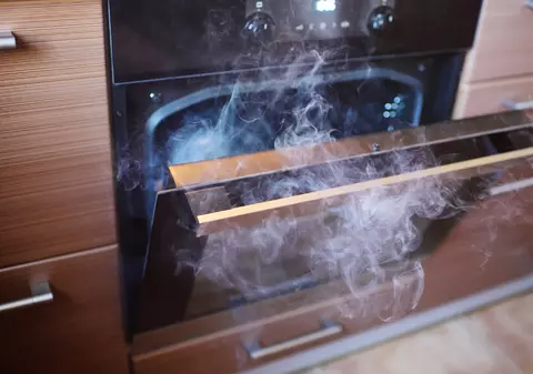 Un copil de 9 ani a băgat un termometru în cuptor pentru a-și păcăli mama că are febră și a produs o explozie