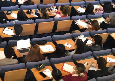 Universitatea unde se pregătesc spionii, iar profesorii nu cunosc numele reale ale studenților. Cât costă cursul