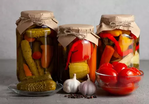Diferența dintre murături în oțet și în saramură - care sunt mai bune