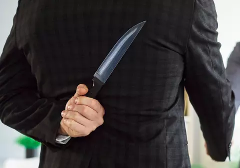 Doi frați s-au luat la ceartă în miezul zilei, s-au înjunghiat și până a venit poliția s-au și împăcat, în Italia