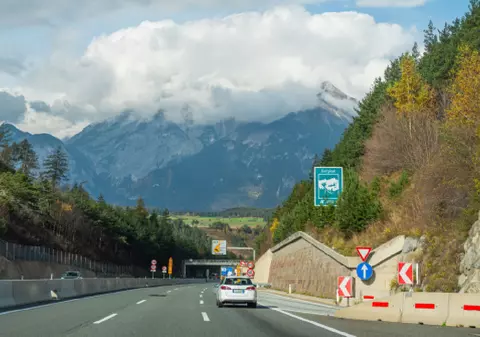 Un șofer prins cu 142 km/h a dovedit că indicatorul cu limita de 50 km/h era montat cu 670 de metri înainte să fie legală interdicția, în Austria