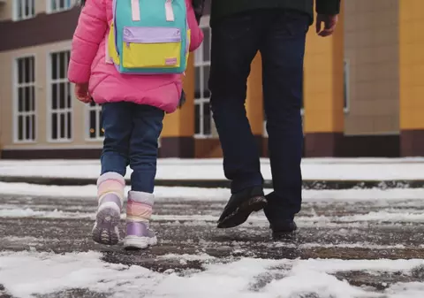 Școlile din Giurgiu, cursuri suspendate în această după-amiază din cauza poleiului