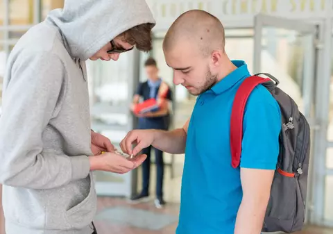 Portretul-robot al elevului consumator de droguri. Psihologii ne învață cum să recunoaștem un copil „prăjit”: „Sunt semne pe care părinții le ignoră”