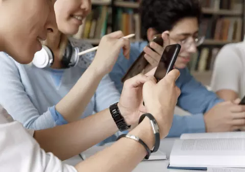 Tinerii din Generația Z, primii care nu devin mai inteligenți decât părinții lor: „Un fapt trist”