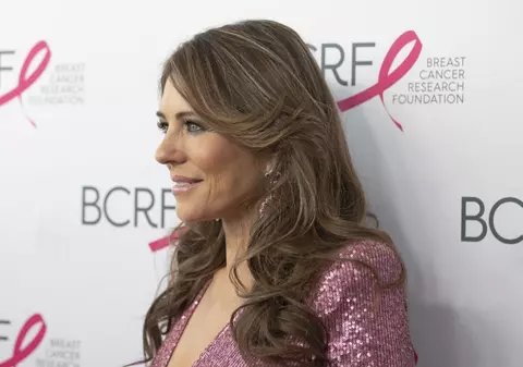 Vedeta în vârstă de 60 de ani care a apărut de Revelion în costum de baie și haină de blană. Ține un pistol de jucărie argintiu în bikini