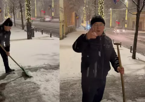 Emil Boc a curățat zăpada din fața Primăriei Cluj-Napoca: ce le-a cerut locuitorilor