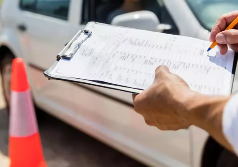 A parcurs 455 de kilometri pentru examenul auto, dar examinatorul a refuzat să stea pe scaun pentru că avea „câteva picături de ploaie pe el”