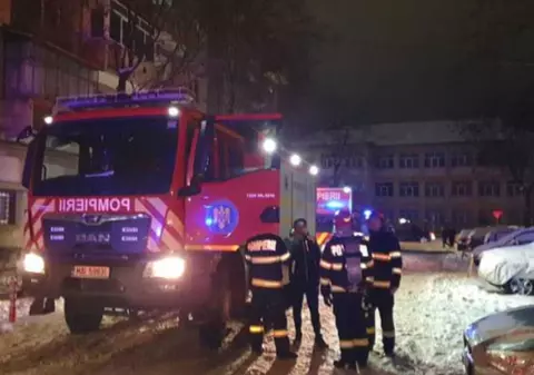 Explozie urmată de incendiu într-un apartament din Zalău: Planul Roșu de Intervenție a fost activat, iar 39 de locatari au fost evacuați