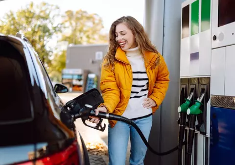 Câtă benzină sau motorină este bine să ai în rezervorul maşinii