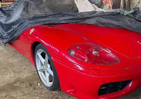 Ferrari 360 Spider uitat cu anii sub o prelată, într-un hambar, se vinde la licitație fără preț de rezervă, în Anglia. Are motor V8 și puțin peste 45.000 km la bord