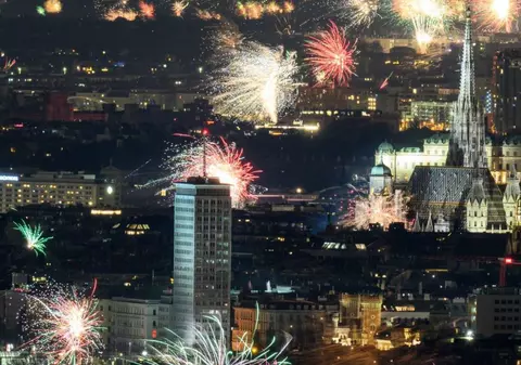 Unui copil de 14 ani i-a fost smulsă mâna de o petardă, iar un altul și-a pierdut degetele, în haosul de Revelion de la Viena