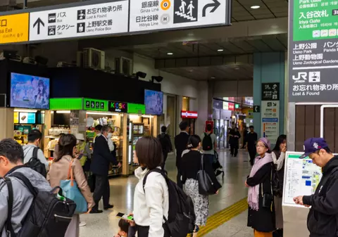 Jaf rar în Tokyo, într-o gară aglomerată plină de turiști: hoții au folosit doar spray cu piper și au plecat cu 2,2 milioane de euro cash