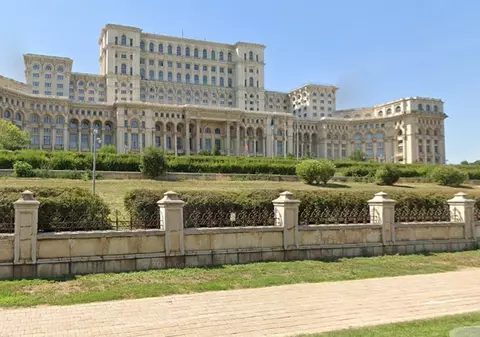 Gardul de la Palatul Parlamentului va fi demolat. Oamenii, despre proiectul USR: „Bani aruncați pe geam. Au rezolvat toate problemele Bucureștiului și rămăsese gardul…”