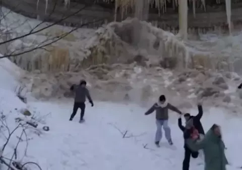 Momentul terifiant când un ghețar uriaș se desprinde și cade peste turiști, în Estonia | VIDEO