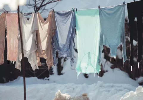 Uitați de uscător și de hainele uscate pe calorifere sau în casă. Rufele se usucă chiar și iarna, la temperaturi sub zero grade