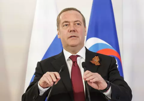 Dmitri Medvedev l-a luat peste picior pe Donald Trump și i-a spus să anexeze Groenlanda, altfel, locuitorii ar putea vota aderarea la Rusia: „Nicio steluță nouă pe steagul SUA”