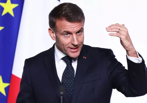 Lui Emmanuel Macron i se cere să renunțe la contul de pe X. Platforma, în mijlocul dezbaterii din Franța